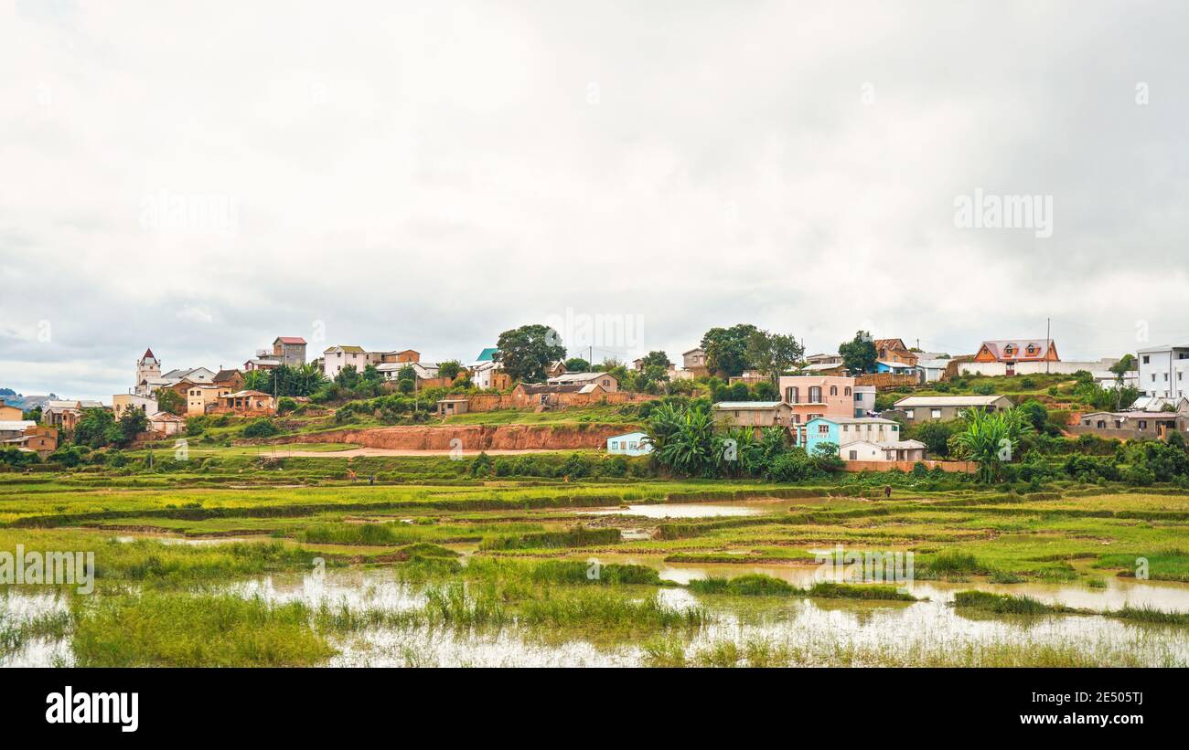 Antananarivo, Madagascar - 24 avril 2019: Paysage typique pendant une journée découverte près de la capitale de Madagascar, maisons sur de petites collines, avec des gens Banque D'Images