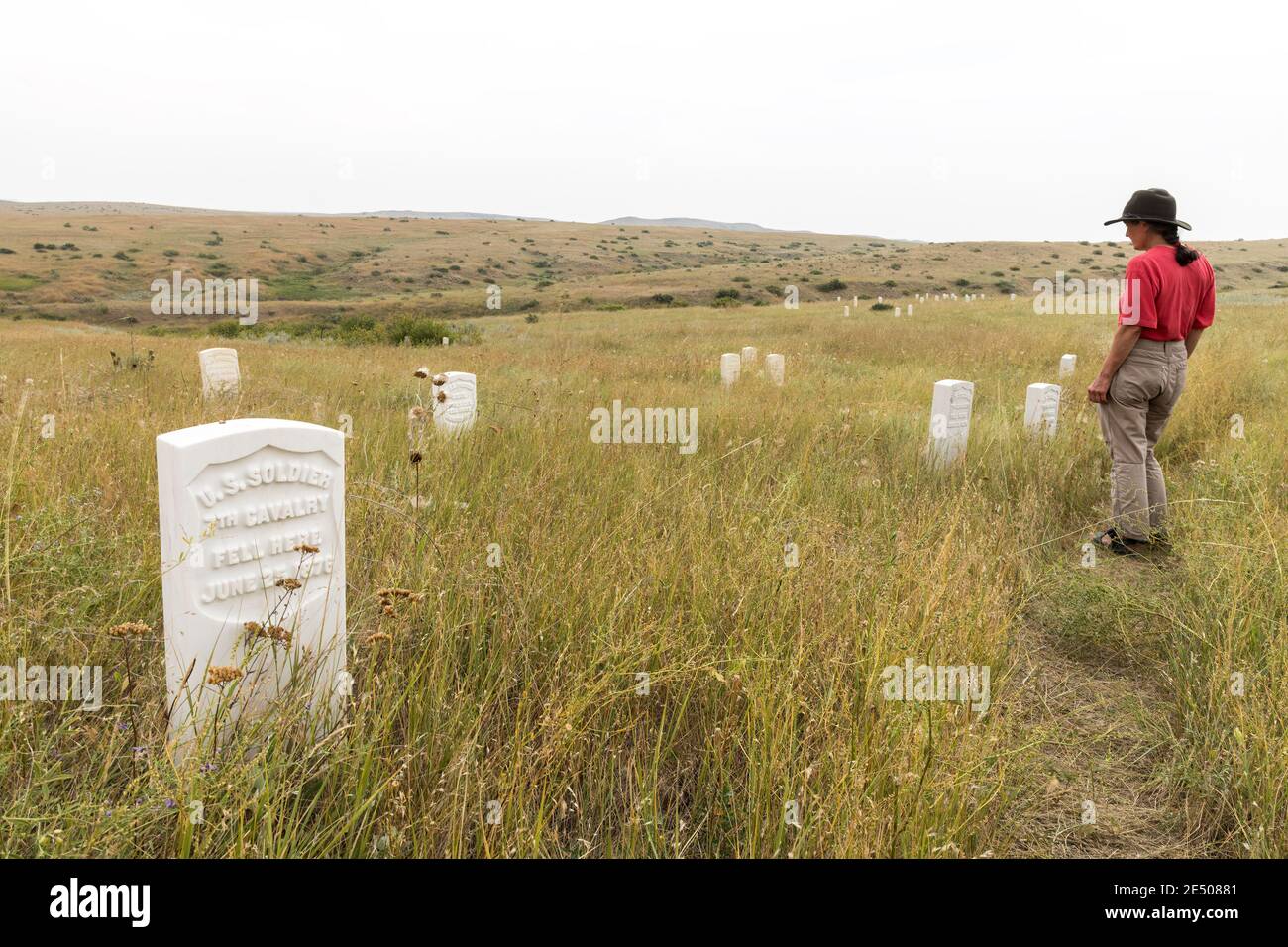 Personne regardant les marqueurs où les soldats sont morts au monument national du champ de bataille de Little Bighorn, Hardin, Montana, États-Unis Banque D'Images