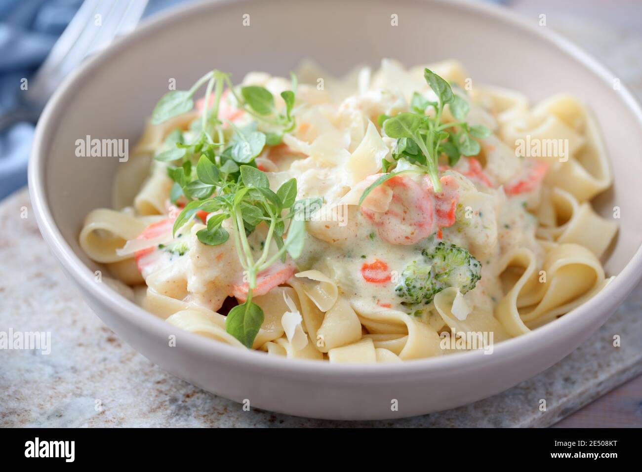 Fettuccine Alfredo légumes de printemps Banque D'Images