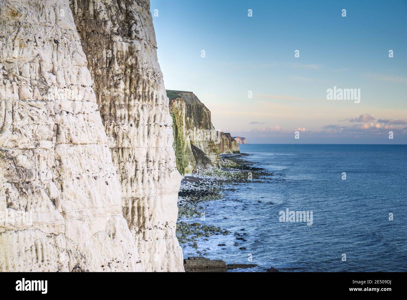 Vue spectaculaire sur les falaises de Telscombe depuis le sentier côtier de Seahaven au crépuscule (East Sussex, Royaume-Uni) Banque D'Images