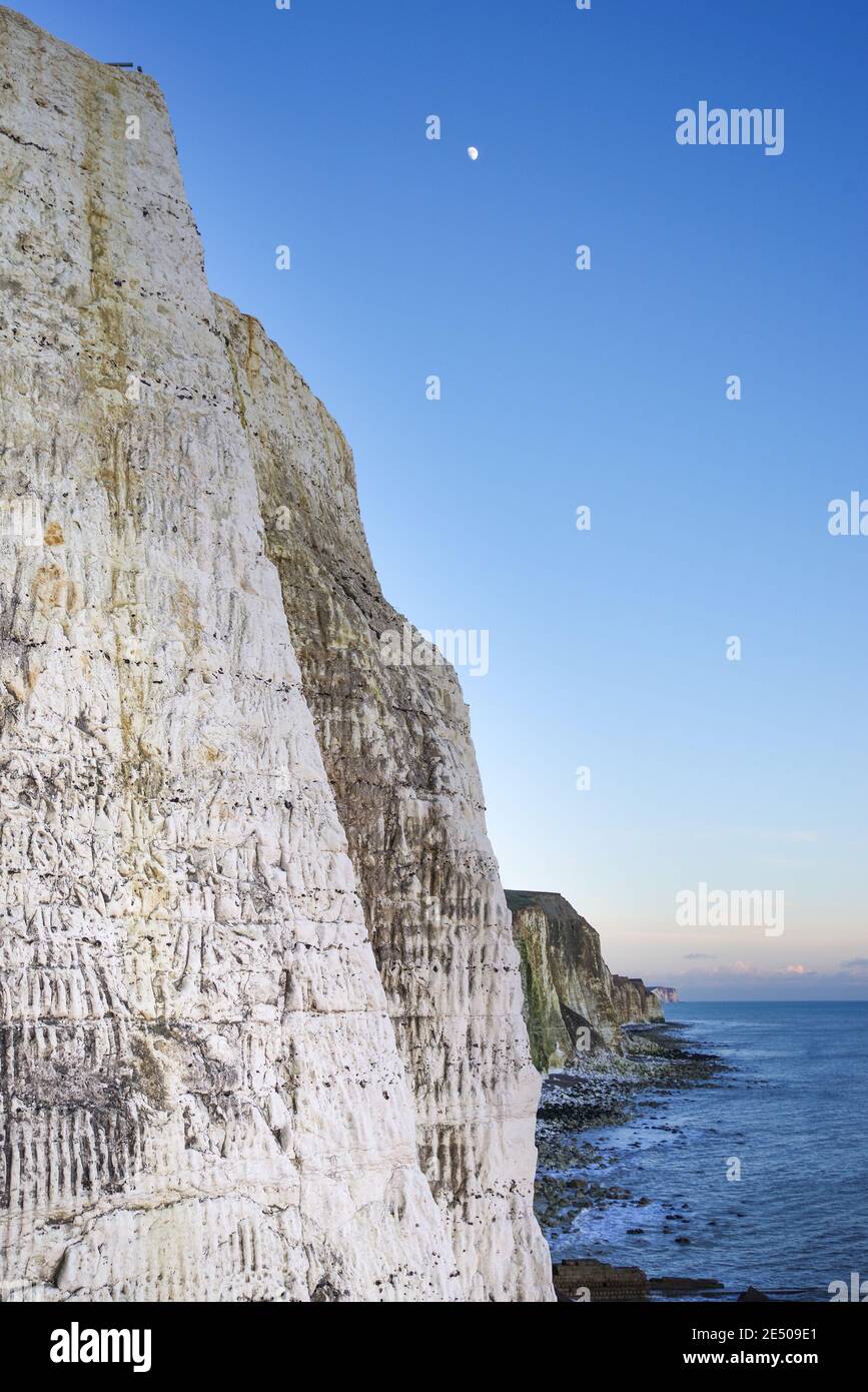 Vue spectaculaire sur les falaises de Telscombe depuis le sentier côtier de Seahaven au crépuscule (East Sussex, Royaume-Uni) Banque D'Images