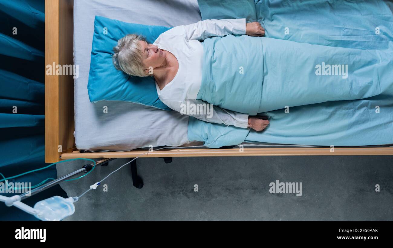 Vue de dessus d'une patiente avec perfusion IV dans le lit de l'hôpital. Copier l'espace. Banque D'Images