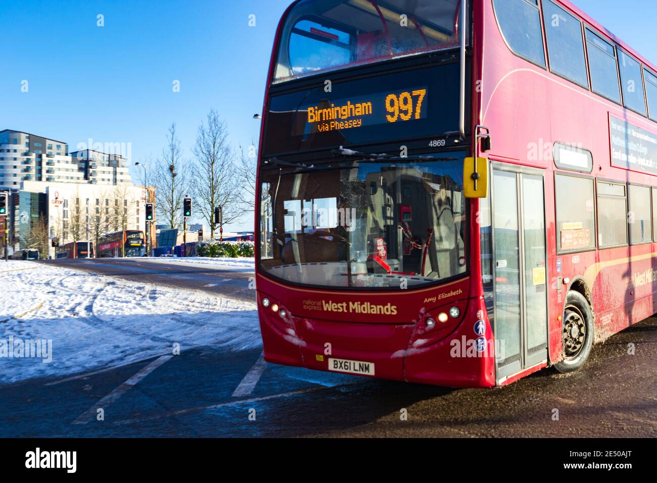 Birmingham, West Midlands, Royaume-Uni. 25 janvier 2021 - UN bus National Express West Midlands 997 se rend au coin de la rue Moor et de Carrs Lane pendant une matinée enneigée dans la ville. Credit: Ryan Underwood / Alamy Live News Banque D'Images