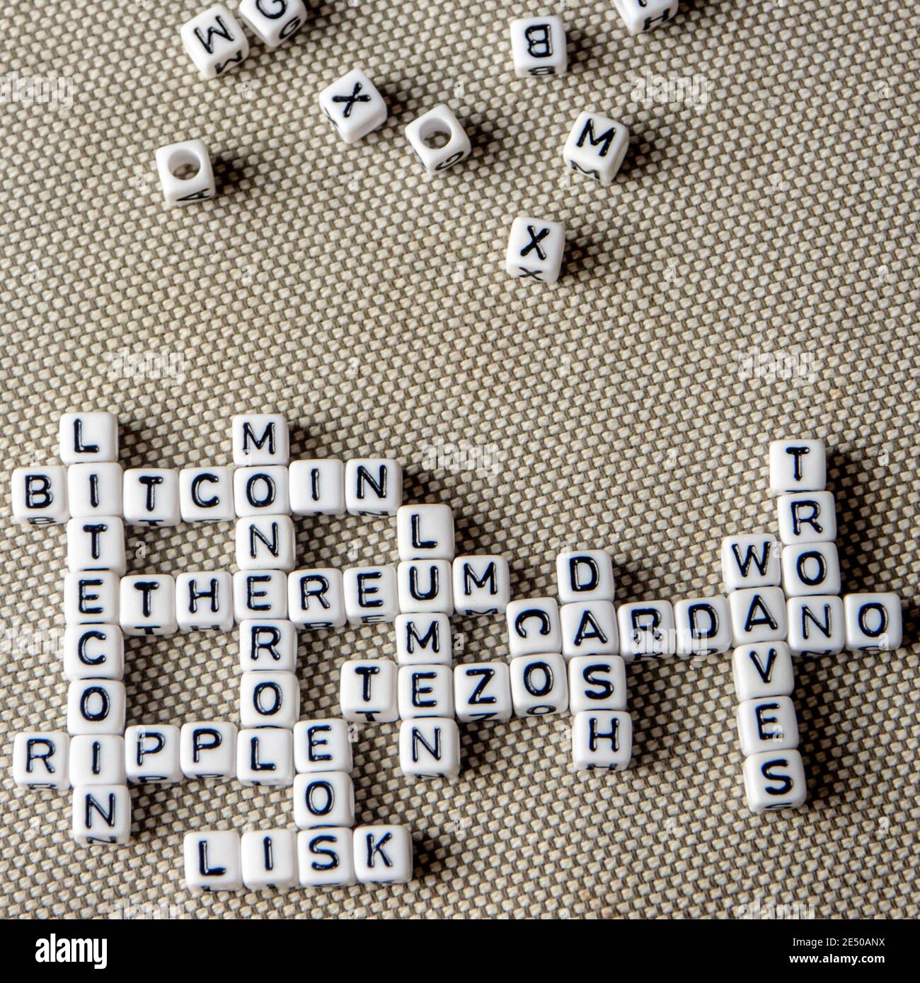 ensemble de pièces de crypto populaires mots formant un mot-clé thématique fait de cubes blancs avec des lettres majuscules noires, bitcoin, altcoins, éthereum, ondulation, lu Banque D'Images