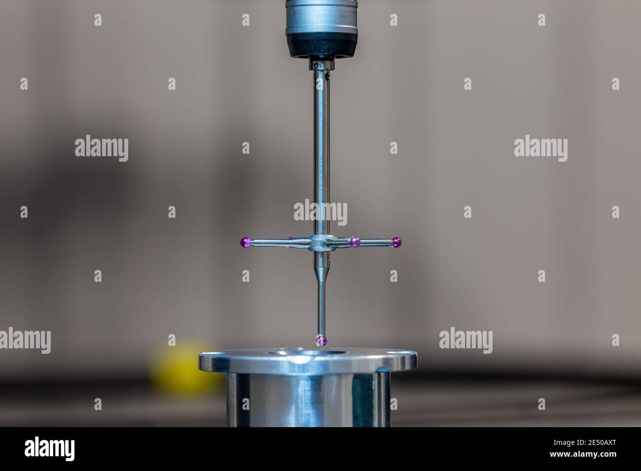 CMM - machine de mesure de coordonnées - sonde de contact mesurer la pièce  d'échantillon en aluminium sur la surface de la table en verre. Contro  métrologique de production haute précision Photo
