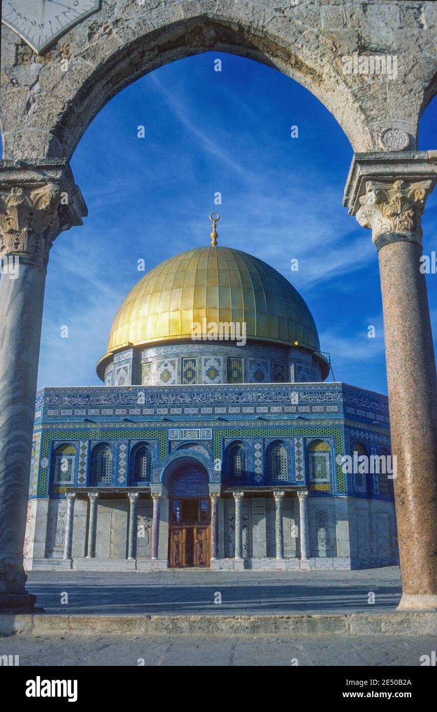 Dôme de la Mosquée de roche à travers l'arche Jérusalem Israël Banque D'Images