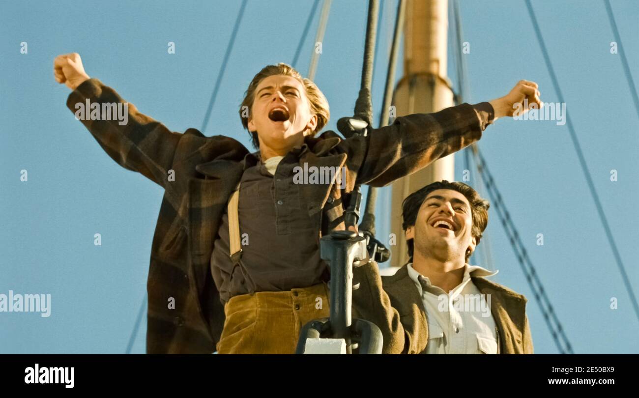 ÉTATS-UNIS. Leonardo DiCaprio et Danny Nucci dans une scène du film  ©Paramount Pictures : Titanic (1997) . Parcelle terrain: Un aristocrate de  dix-sept ans tombe amoureux d'un artiste gentil mais pauvre à