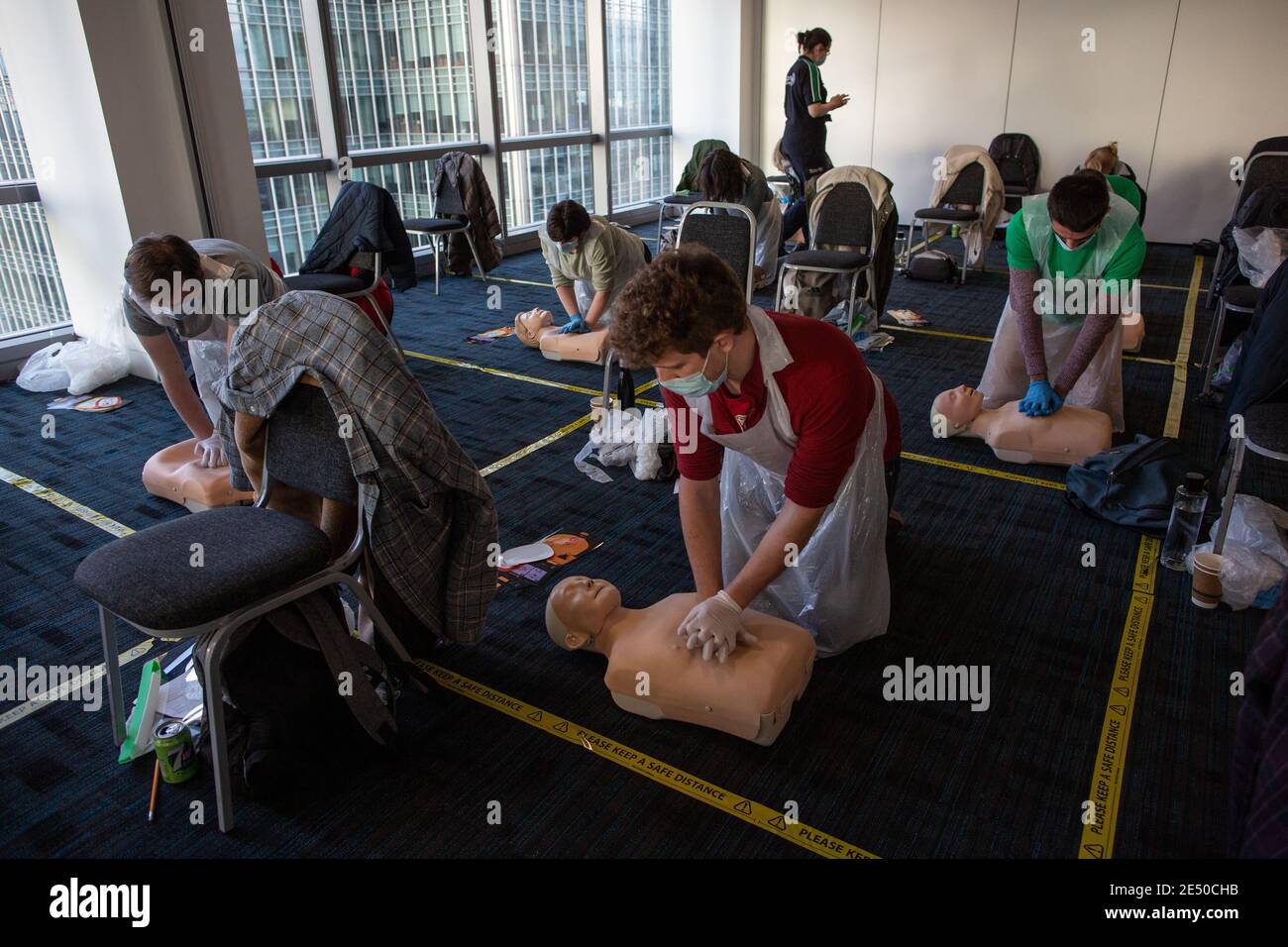 Journée de formation des bénévoles de l'Ambulance St John apprendre à administrer le vaccin contre le coronavirus, à se laver les mains, à mettre en place l'EPI, à comprimer la poitrine Banque D'Images