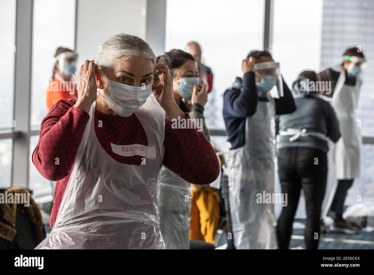 Journée de formation des bénévoles de l'Ambulance St John apprendre à administrer le vaccin contre le coronavirus, à se laver les mains, à mettre en place l'EPI, à comprimer la poitrine Banque D'Images