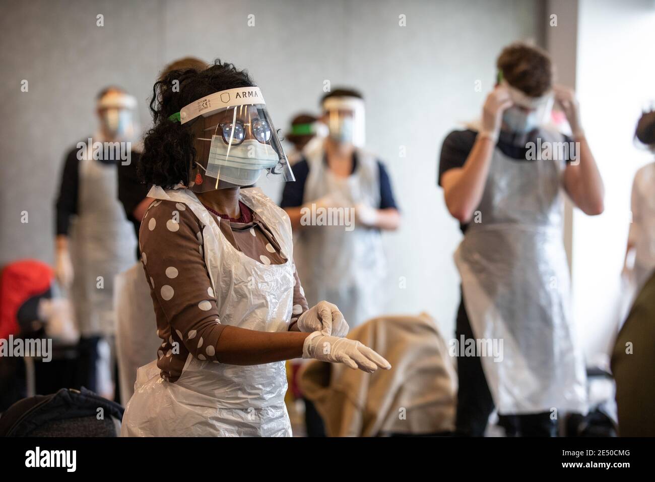 Journée de formation des bénévoles de l'Ambulance St John apprendre à administrer le vaccin contre le coronavirus, à se laver les mains, à mettre en place l'EPI, à comprimer la poitrine Banque D'Images