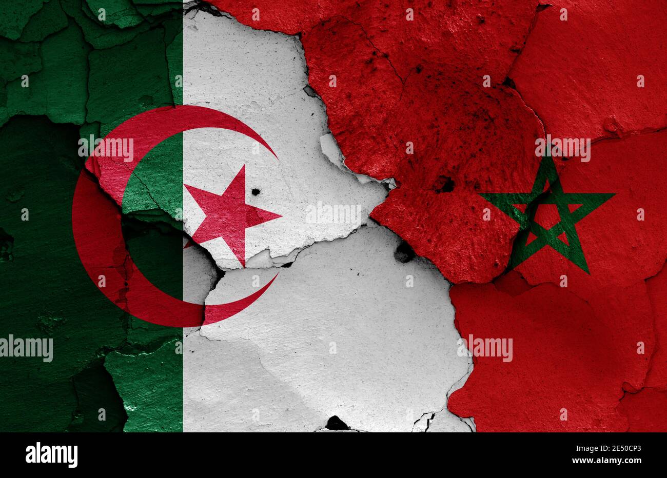 Drapeaux de l'Algérie et du Maroc peints sur un mur fissuré Banque D'Images