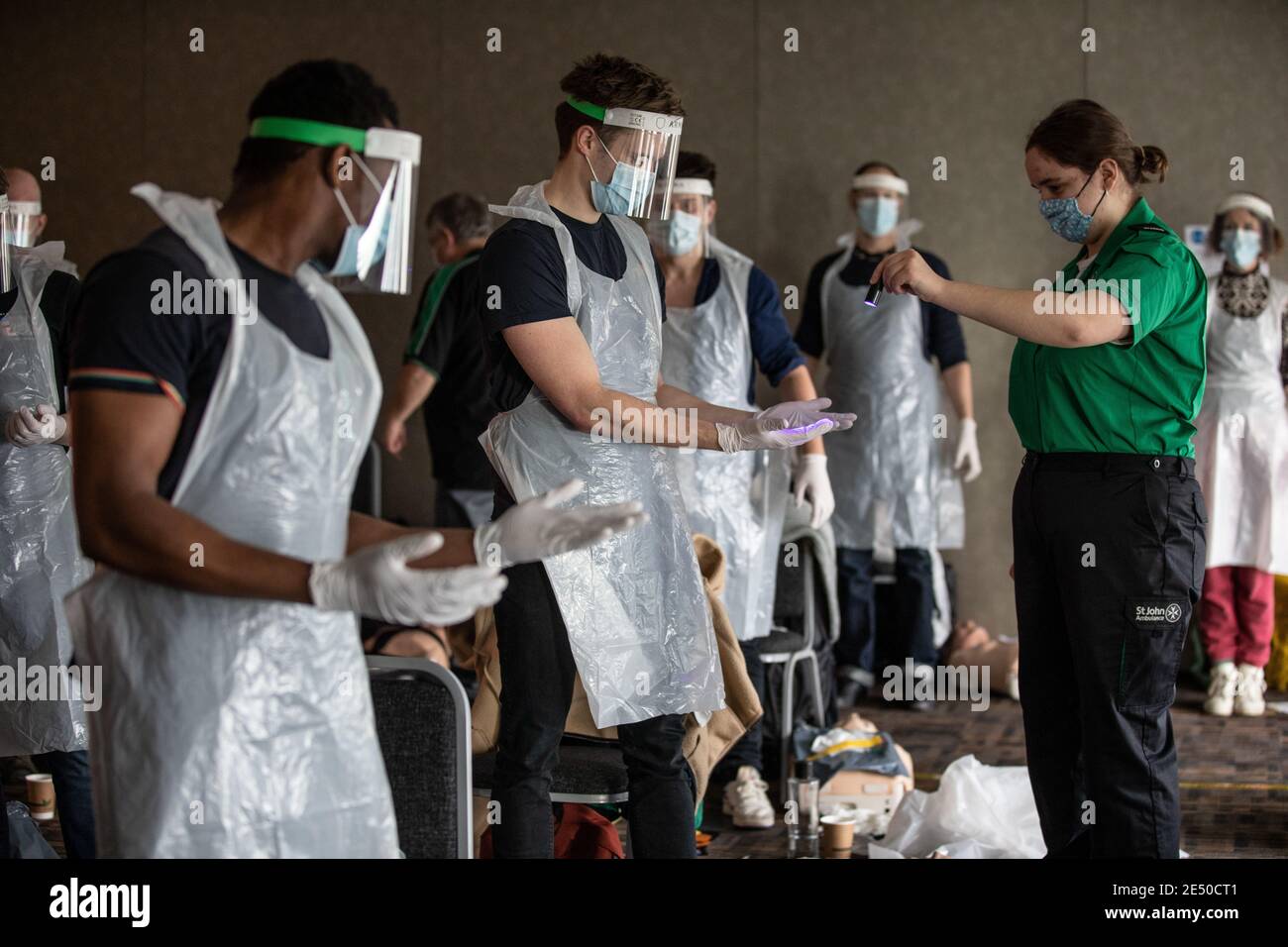 Journée de formation des bénévoles de l'Ambulance St John apprendre à administrer le vaccin contre le coronavirus, à se laver les mains, à mettre en place l'EPI, à comprimer la poitrine Banque D'Images