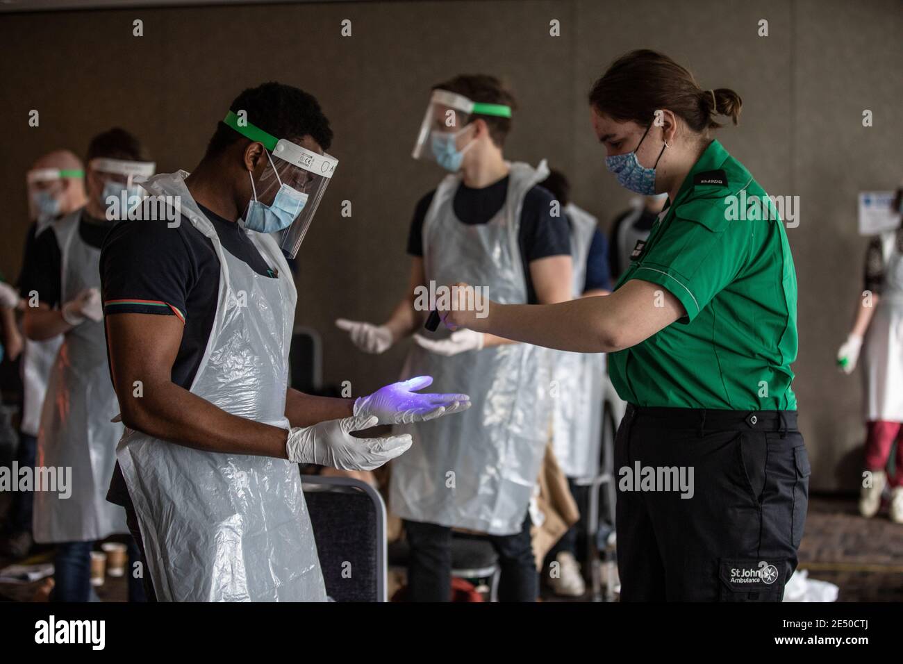 Journée de formation des bénévoles de l'Ambulance St John apprendre à administrer le vaccin contre le coronavirus, à se laver les mains, à mettre en place l'EPI, à comprimer la poitrine Banque D'Images