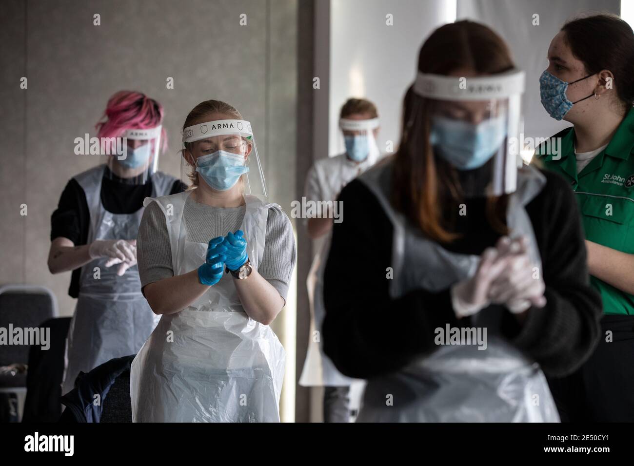 Journée de formation des bénévoles de l'Ambulance St John apprendre à administrer le vaccin contre le coronavirus, à se laver les mains, à mettre en place l'EPI, à comprimer la poitrine Banque D'Images