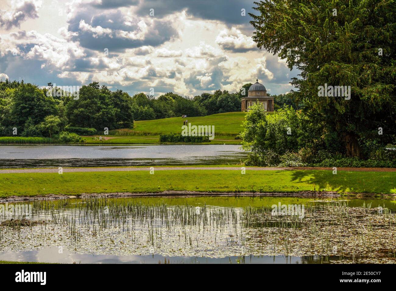 Une vue panoramique sur le Temple de Minerve à travers le lac dans Hardwick Park,Sedgefield, Co.Durham, Angleterre Banque D'Images