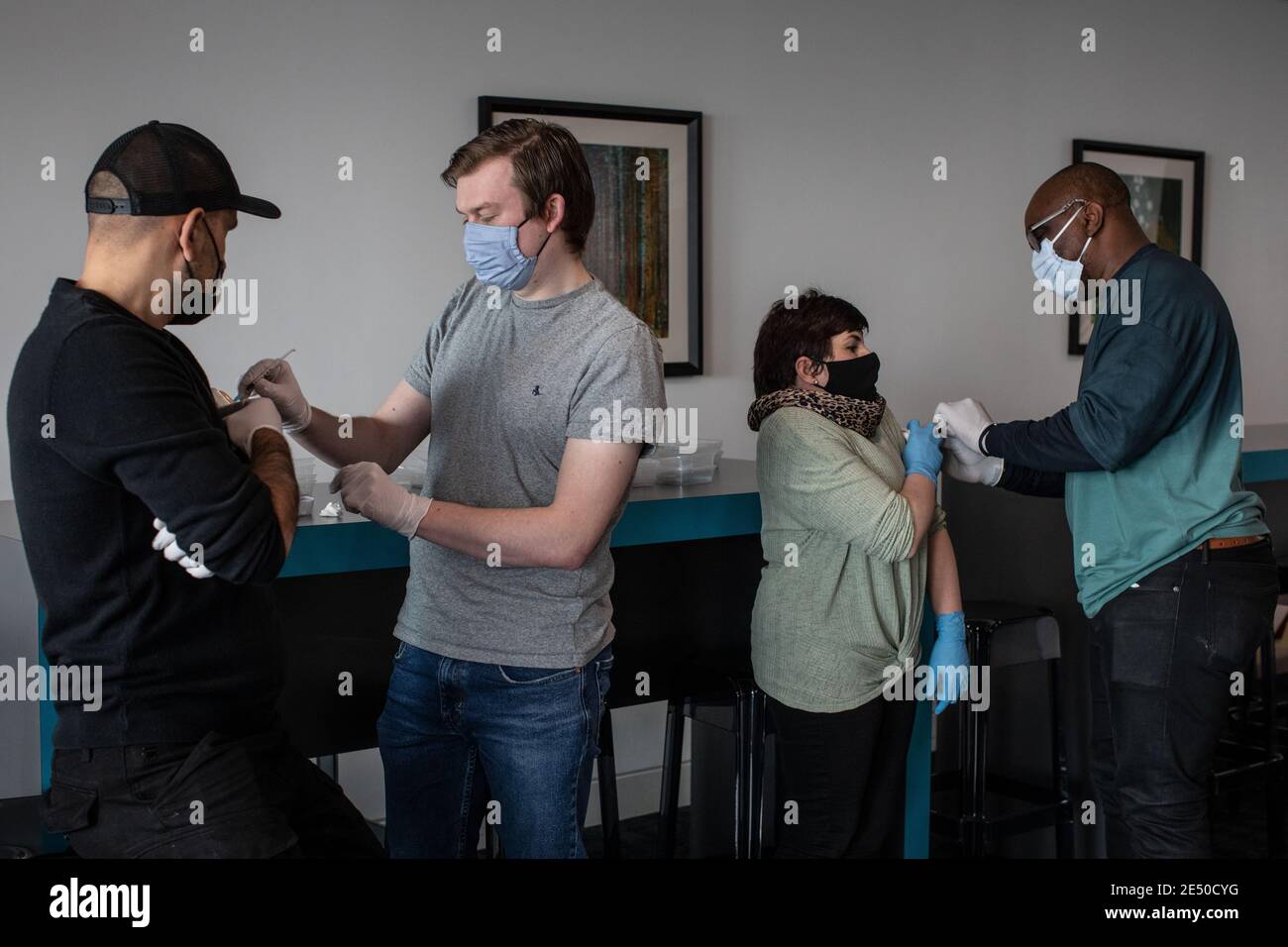 Journée de formation des bénévoles de l'Ambulance St John apprendre à administrer le vaccin contre le coronavirus, à se laver les mains, à mettre en place l'EPI, à comprimer la poitrine Banque D'Images