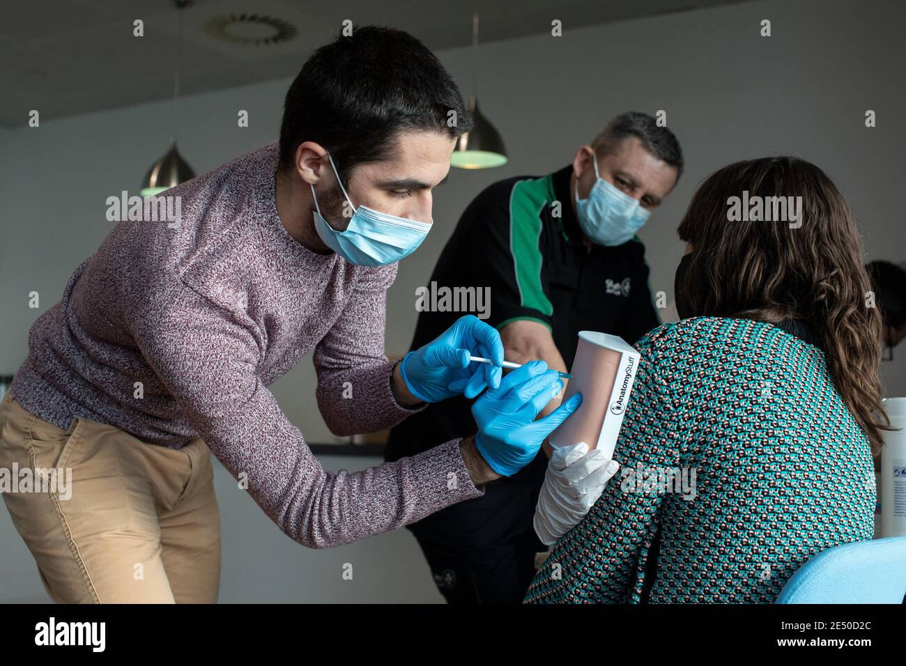 Journée de formation des bénévoles de l'Ambulance St John apprendre à administrer le vaccin contre le coronavirus, à se laver les mains, à mettre en place l'EPI, à comprimer la poitrine Banque D'Images