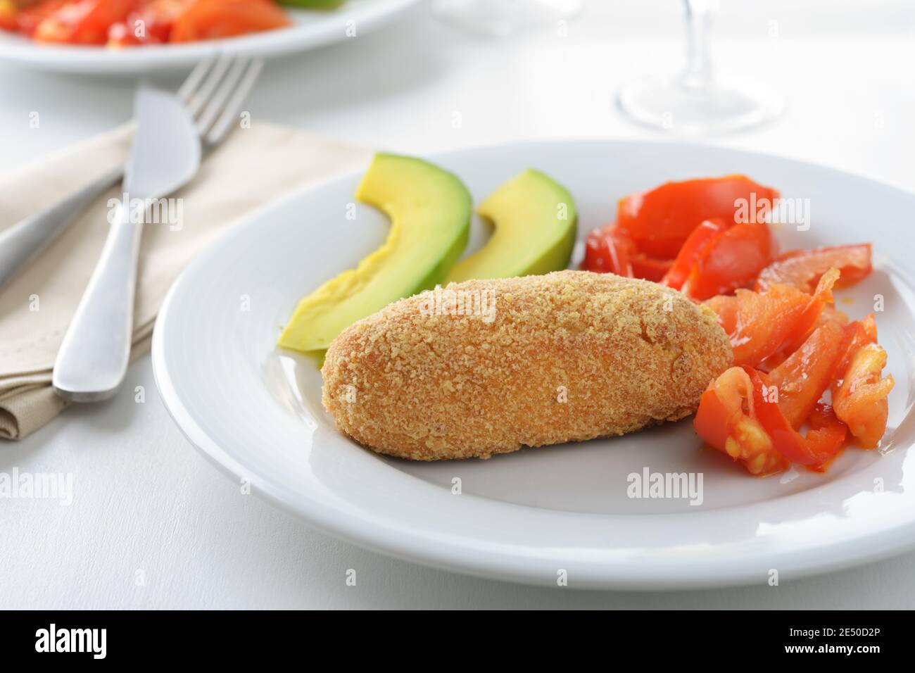 Patty de saumon cuite avec tranches de poivron rouge, de tomate et d'avocat Banque D'Images Patty de saumon cuite avec tranches de poivron rouge, de tomate et d'avocat Banque D'Images