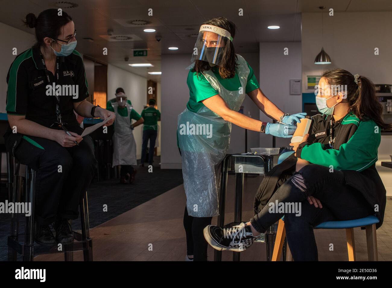 Journée de formation des bénévoles de l'Ambulance St John apprendre à administrer le vaccin contre le coronavirus, à se laver les mains, à mettre en place l'EPI, à comprimer la poitrine Banque D'Images