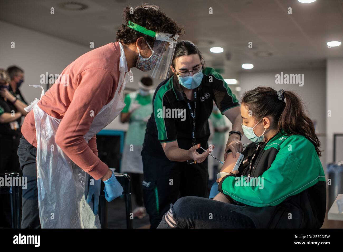 Journée de formation des bénévoles de l'Ambulance St John apprendre à administrer le vaccin contre le coronavirus, à se laver les mains, à mettre en place l'EPI, à comprimer la poitrine Banque D'Images