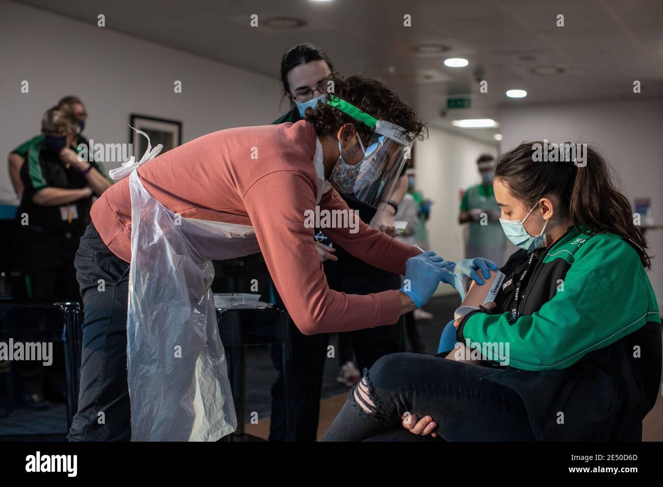 Journée de formation des bénévoles de l'Ambulance St John apprendre à administrer le vaccin contre le coronavirus, à se laver les mains, à mettre en place l'EPI, à comprimer la poitrine Banque D'Images