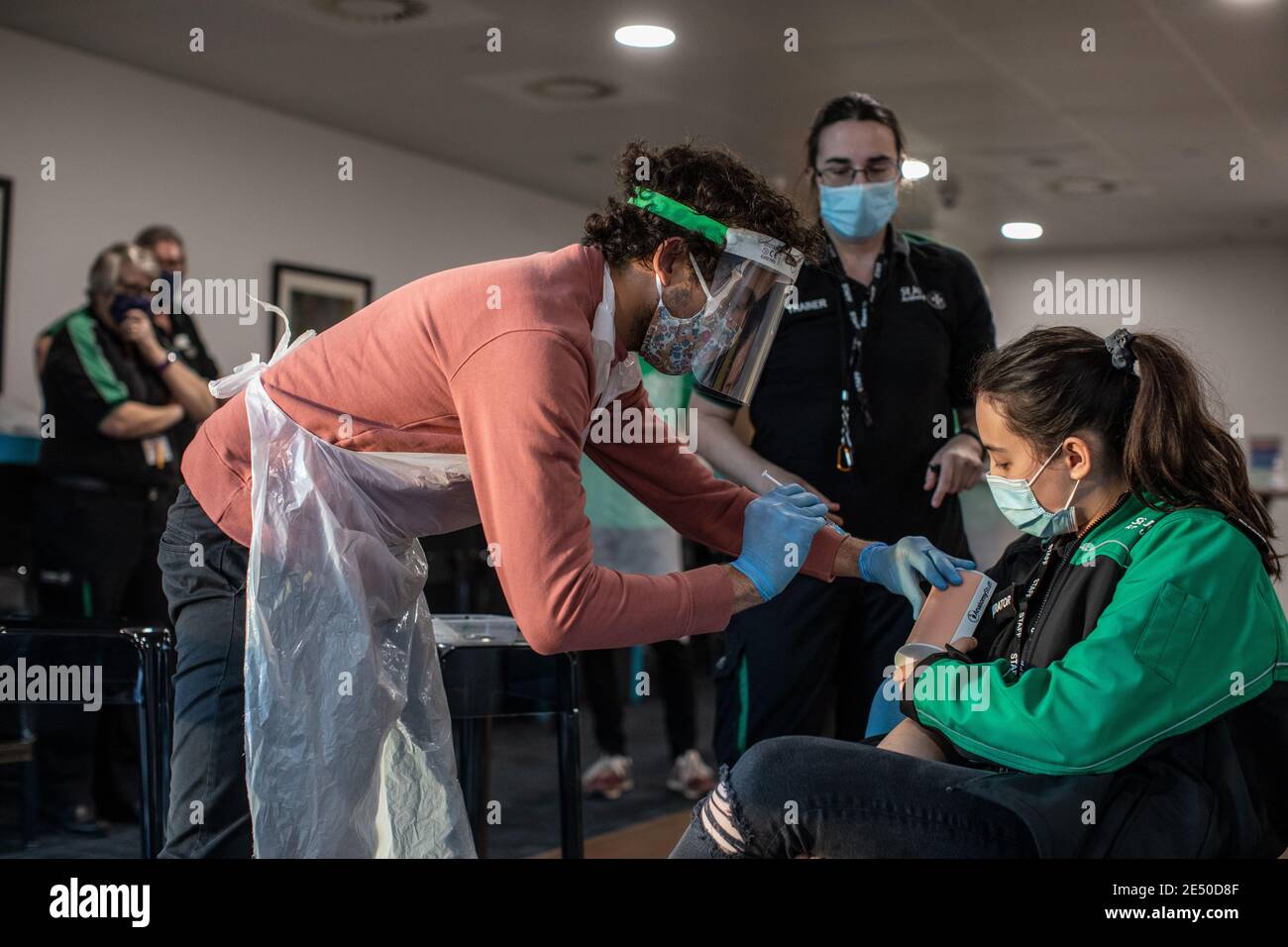 Journée de formation des bénévoles de l'Ambulance St John apprendre à administrer le vaccin contre le coronavirus, à se laver les mains, à mettre en place l'EPI, à comprimer la poitrine Banque D'Images