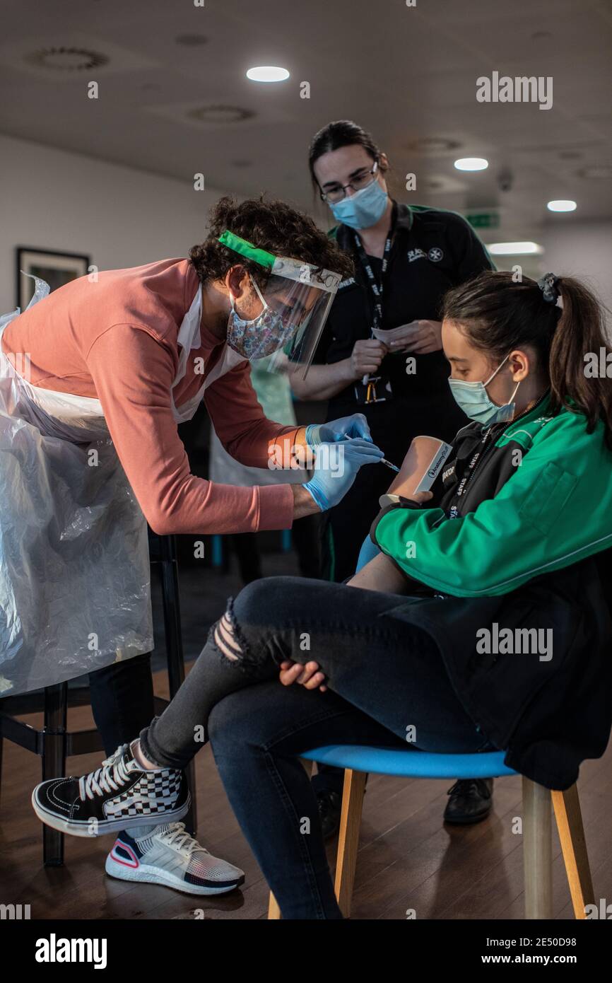 Journée de formation des bénévoles de l'Ambulance St John apprendre à administrer le vaccin contre le coronavirus, à se laver les mains, à mettre en place l'EPI, à comprimer la poitrine Banque D'Images