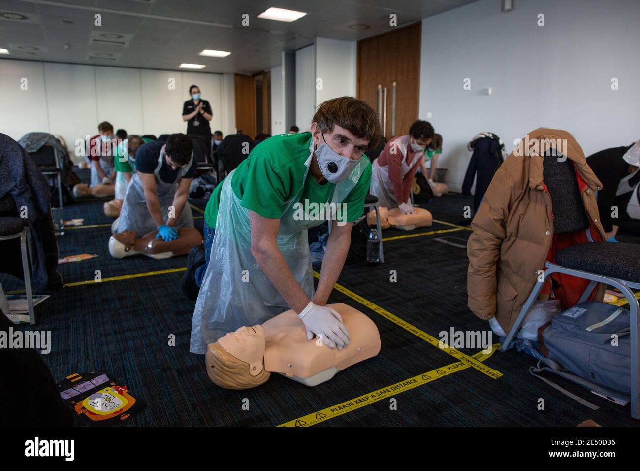 Journée de formation des bénévoles de l'Ambulance St John apprendre à administrer le vaccin contre le coronavirus, à se laver les mains, à mettre en place l'EPI, à comprimer la poitrine Banque D'Images