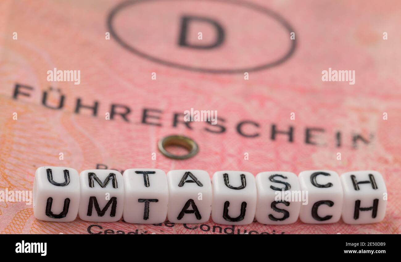 Hildesheim, Allemagne - 18 janvier 2021: les mots allemands permis de conduire et l'échange sur lui parce que les anciens documents doivent changer dans plus de cartes de sécurité en plastique Banque D'Images