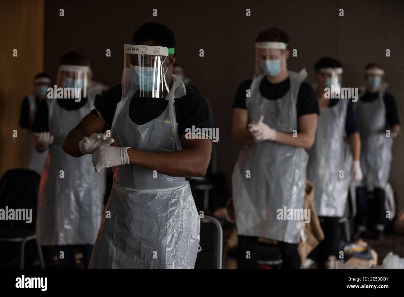 Journée de formation des bénévoles de l'Ambulance St John apprendre à administrer le vaccin contre le coronavirus, à se laver les mains, à mettre en place l'EPI, à comprimer la poitrine Banque D'Images