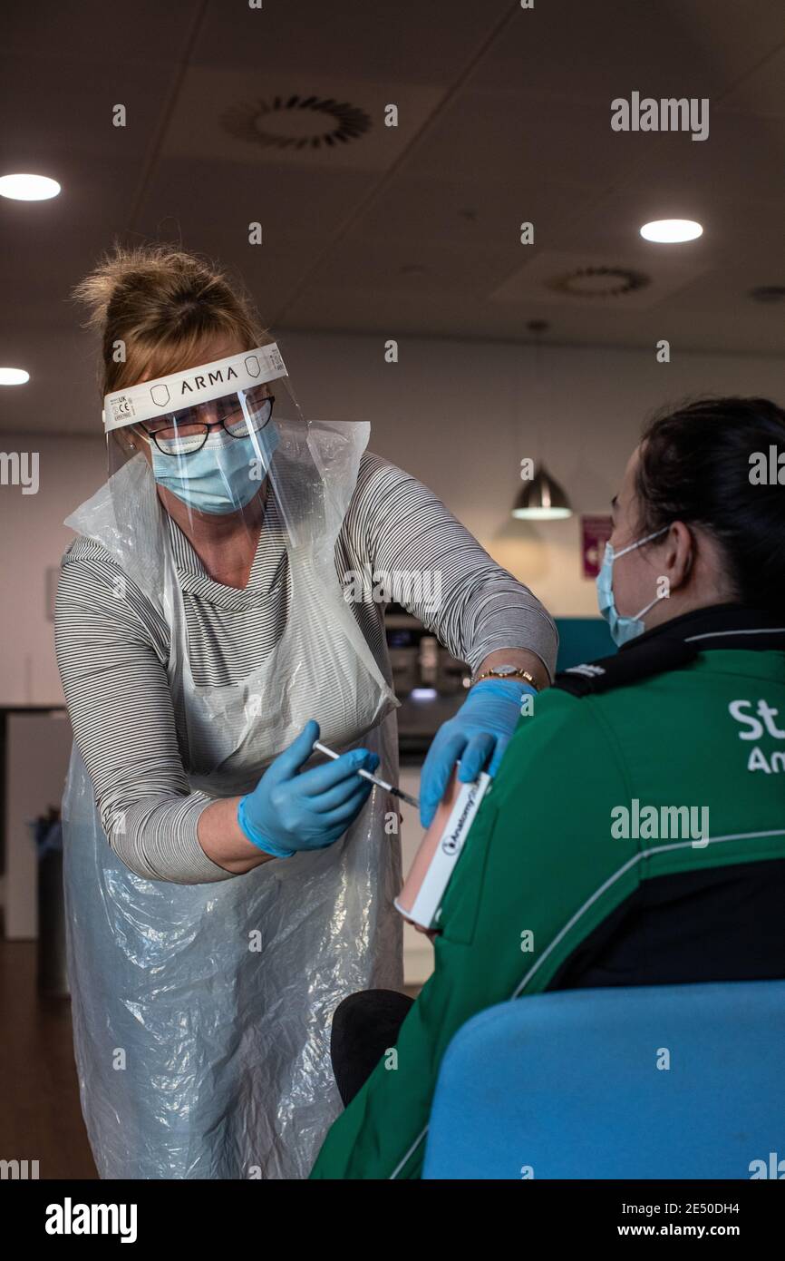 Journée de formation des bénévoles de l'Ambulance St John apprendre à administrer le vaccin contre le coronavirus, à se laver les mains, à mettre en place l'EPI, à comprimer la poitrine Banque D'Images