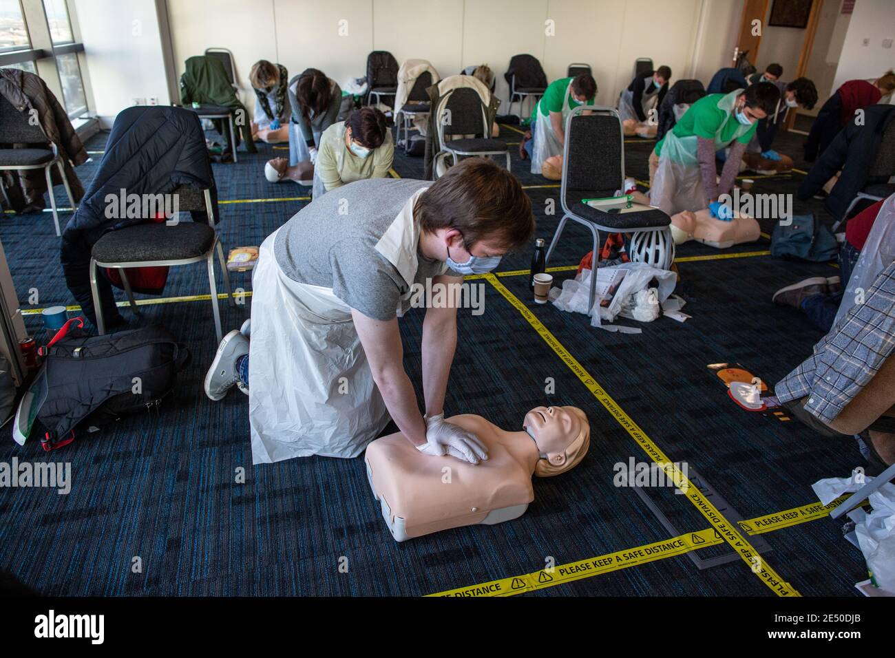 Journée de formation des bénévoles de l'Ambulance St John apprendre à administrer le vaccin contre le coronavirus, à se laver les mains, à mettre en place l'EPI, à comprimer la poitrine Banque D'Images
