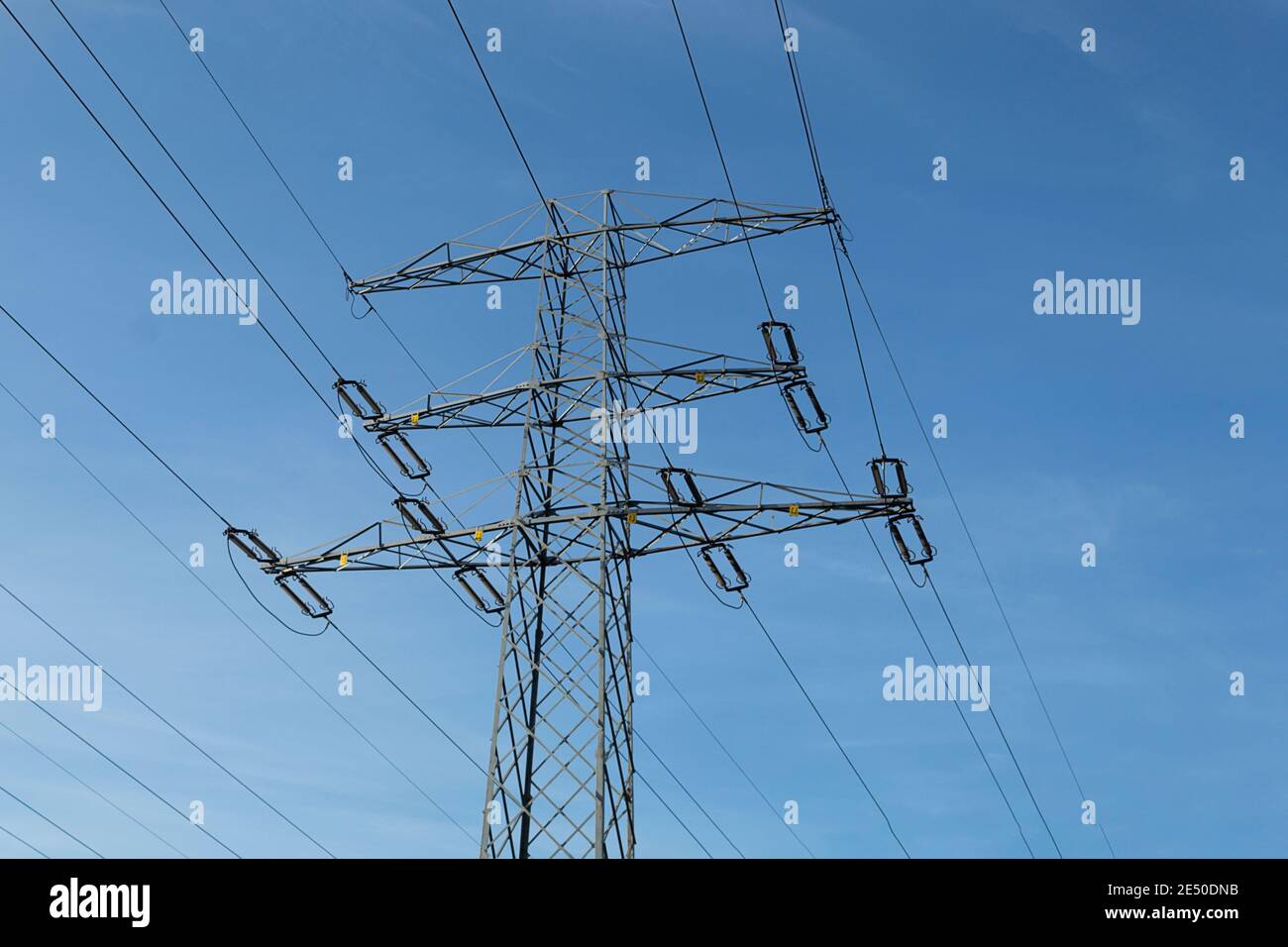 Fils électriques haute tension sur supports métalliques. Poteaux métalliques hauts avec lignes de transmission électriques Banque D'Images