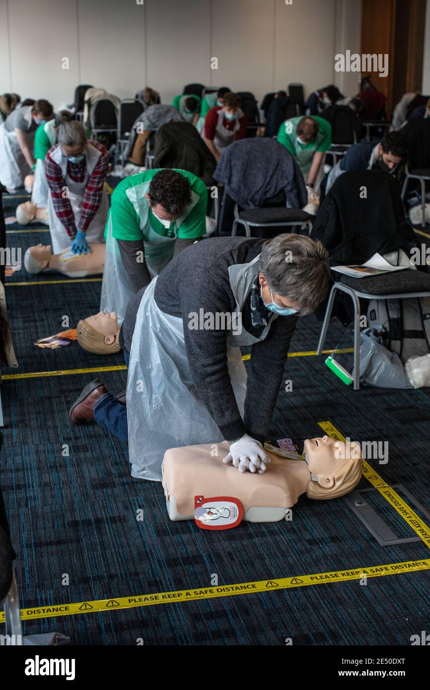 Journée de formation des bénévoles de l'Ambulance St John apprendre à administrer le vaccin contre le coronavirus, à se laver les mains, à mettre en place l'EPI, à comprimer la poitrine Banque D'Images