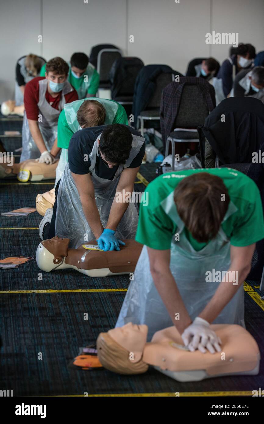 Journée de formation des bénévoles de l'Ambulance St John apprendre à administrer le vaccin contre le coronavirus, à se laver les mains, à mettre en place l'EPI, à comprimer la poitrine Banque D'Images