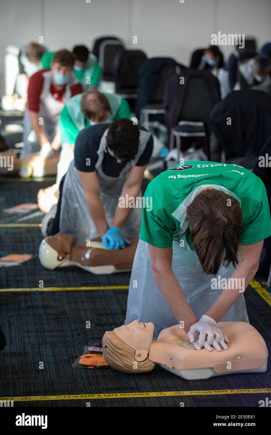 Journée de formation des bénévoles de l'Ambulance St John apprendre à administrer le vaccin contre le coronavirus, à se laver les mains, à mettre en place l'EPI, à comprimer la poitrine Banque D'Images