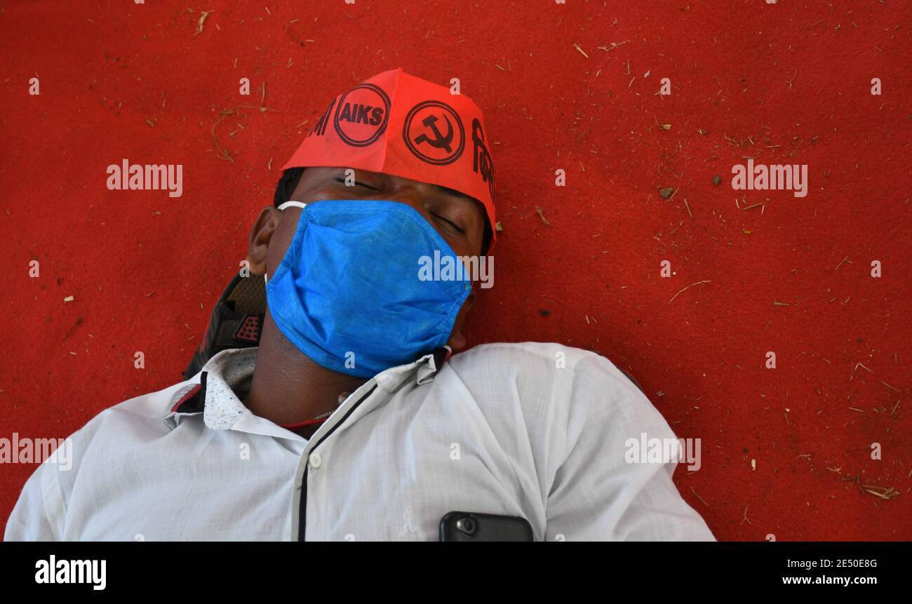 Un manifestant prend une sieste pendant la manifestation.des agriculteurs de tout le Maharashtra sont venus en véhicule à Mumbai pendant trois jours pour protester contre les nouvelles lois agricoles. Banque D'Images