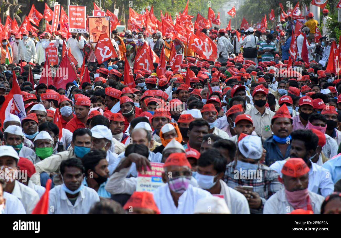 Les manifestants se rassemblent pendant la manifestation.des agriculteurs de tout le Maharashtra sont venus en véhicule à Mumbai pendant trois jours pour protester contre les nouvelles lois agricoles. Banque D'Images