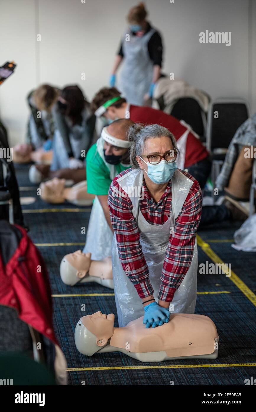 Journée de formation des bénévoles de l'Ambulance St John apprendre à administrer le vaccin contre le coronavirus, à se laver les mains, à mettre en place l'EPI, à comprimer la poitrine Banque D'Images