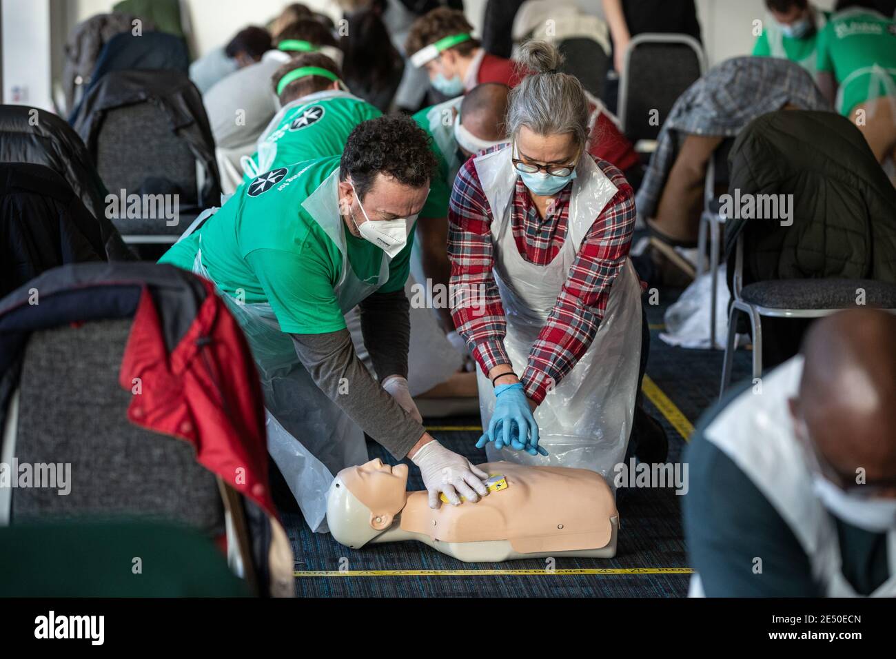 Journée de formation des bénévoles de l'Ambulance St John apprendre à administrer le vaccin contre le coronavirus, à se laver les mains, à mettre en place l'EPI, à comprimer la poitrine Banque D'Images