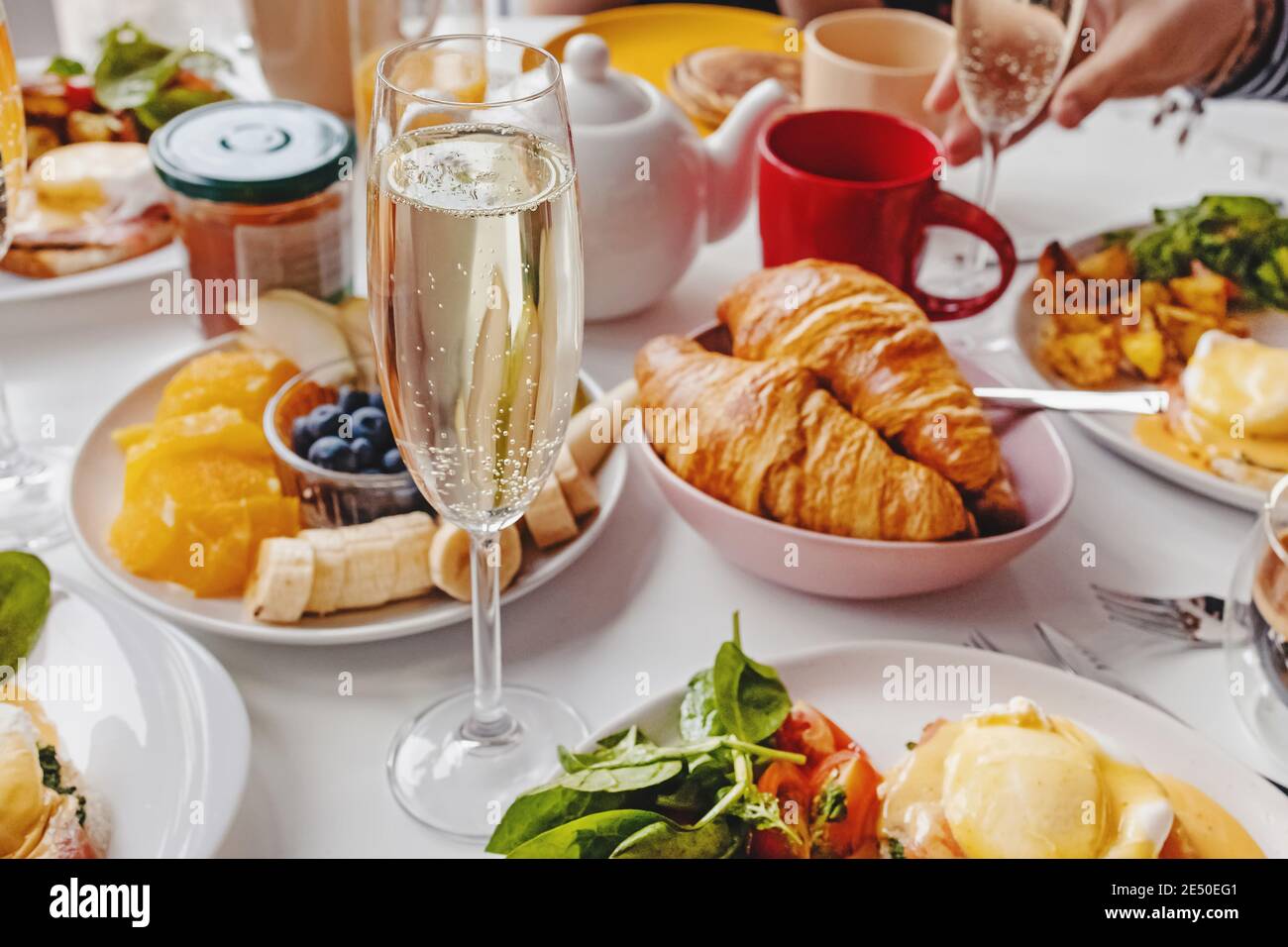 Coupe de champagne en gros plan sur la table avec petit déjeuner différent  et brunch Photo Stock - Alamy