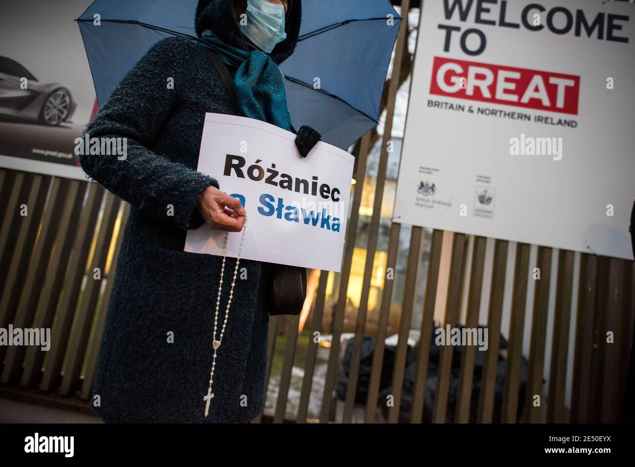 Une femme détient un rosaire et une plaque indiquant Rosaire pour Slawek pendant la manifestation.des membres de l'organisation de la Croisade des jeunes (Krucjata Mlodych) se sont réunis pour le Rosaire public pour défendre la vie de M. Slawek à l'ambassade britannique. M. Slawomir R. a été admis à l'hôpital Derriford de Plymouth dans les premiers jours de novembre après avoir subi une crise cardiaque. Quelques jours plus tard, les autorités hospitalières ont décidé d'utiliser ses organes pour la transplantation. La femme et les enfants ont accepté de déconnecter le patient de la perfusion. La décision a été contrée par une mère et deux sœurs vivant en Pologne. Le Banque D'Images