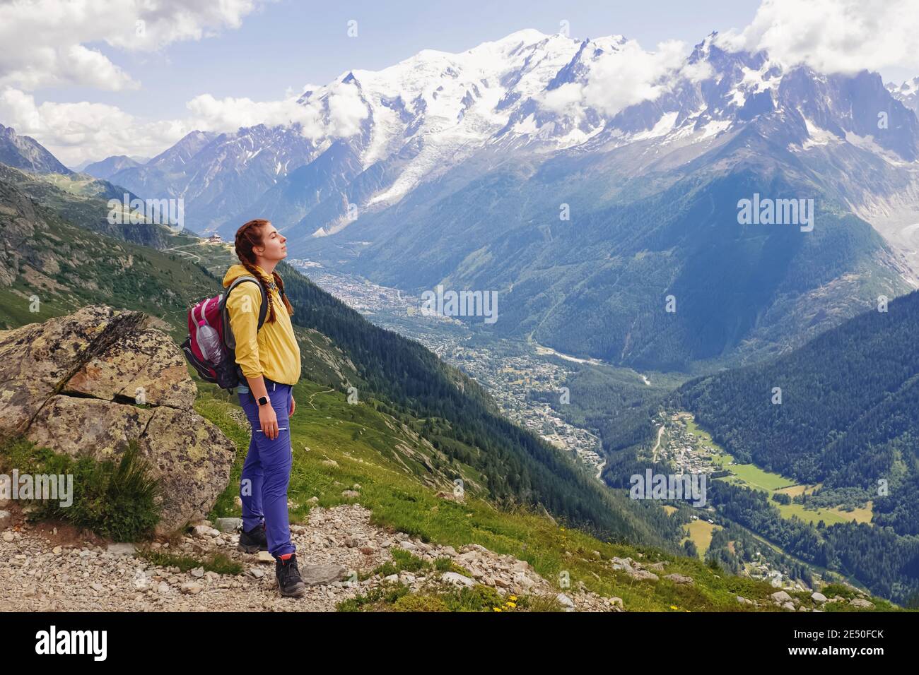 Jeune femme avec sac à dos randonnée en montagne Banque D'Images