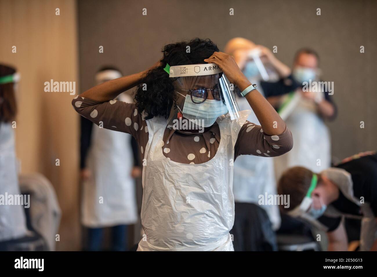 Journée de formation des bénévoles de l'Ambulance St John apprendre à administrer le vaccin contre le coronavirus, à se laver les mains, à mettre en place l'EPI, à comprimer la poitrine Banque D'Images
