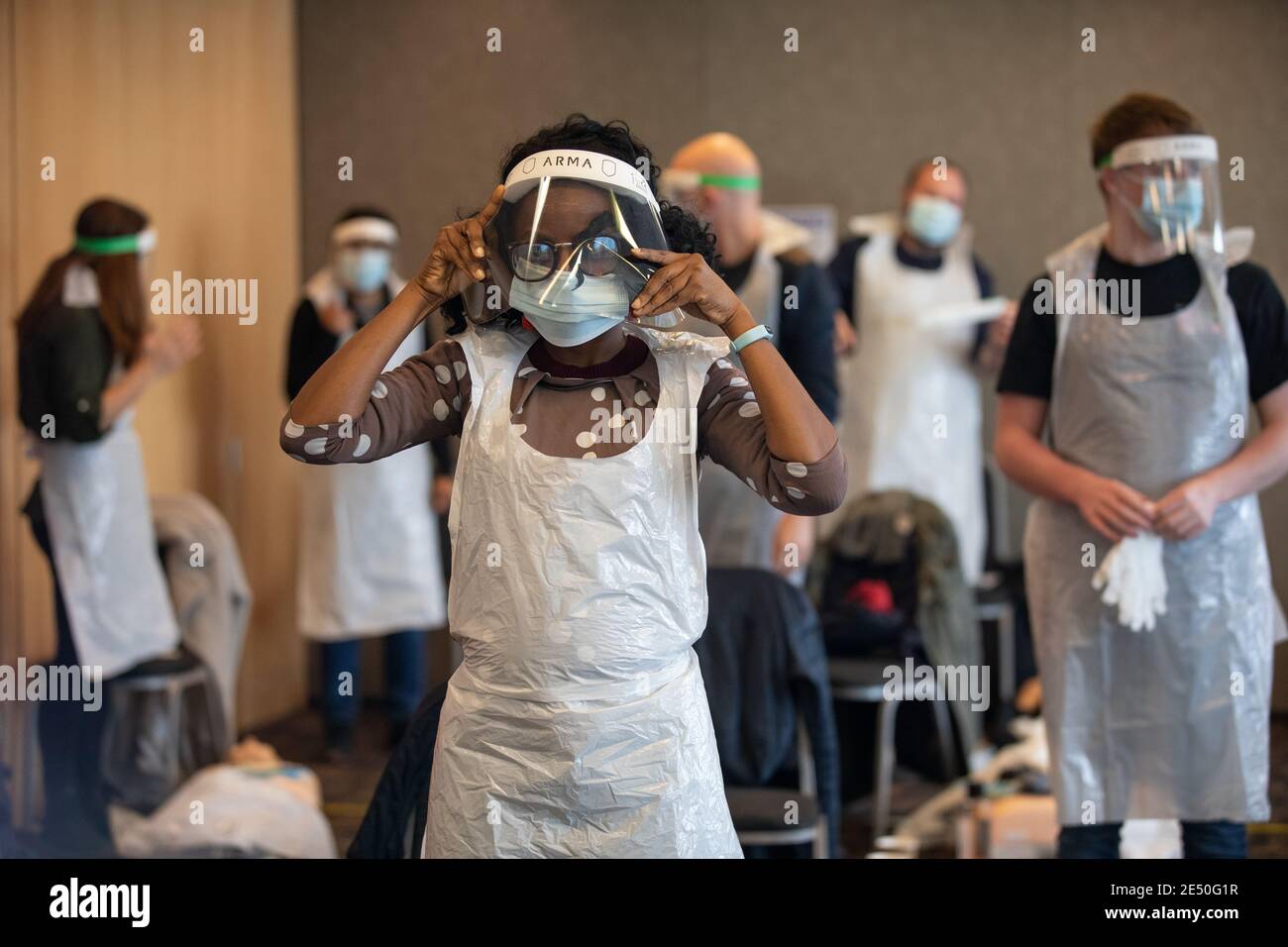 Journée de formation des bénévoles de l'Ambulance St John apprendre à administrer le vaccin contre le coronavirus, à se laver les mains, à mettre en place l'EPI, à comprimer la poitrine Banque D'Images