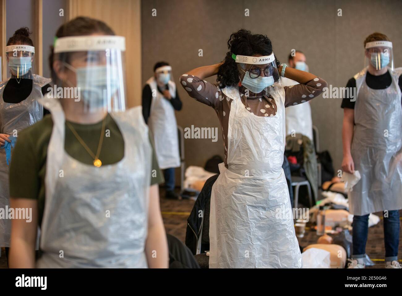 Journée de formation des bénévoles de l'Ambulance St John apprendre à administrer le vaccin contre le coronavirus, à se laver les mains, à mettre en place l'EPI, à comprimer la poitrine Banque D'Images