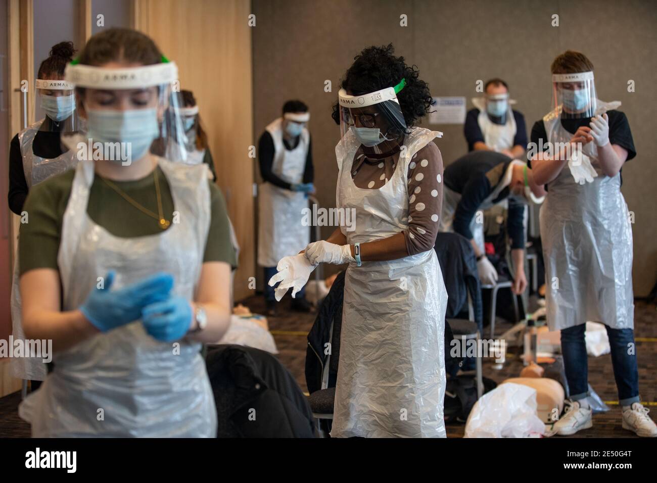 Journée de formation des bénévoles de l'Ambulance St John apprendre à administrer le vaccin contre le coronavirus, à se laver les mains, à mettre en place l'EPI, à comprimer la poitrine Banque D'Images