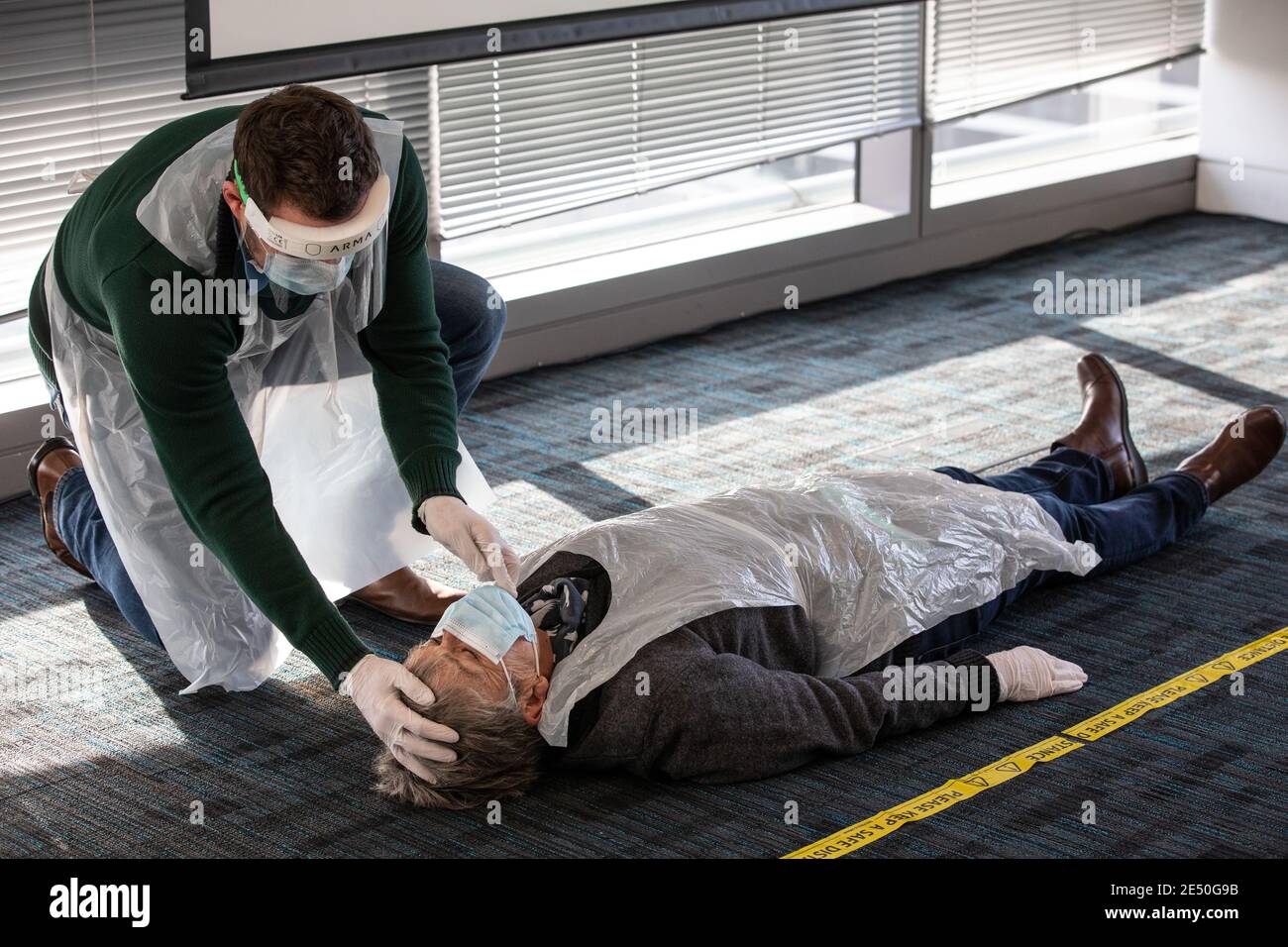 Journée de formation des bénévoles de l'Ambulance St John apprendre à administrer le vaccin contre le coronavirus, à se laver les mains, à mettre en place l'EPI, à comprimer la poitrine Banque D'Images