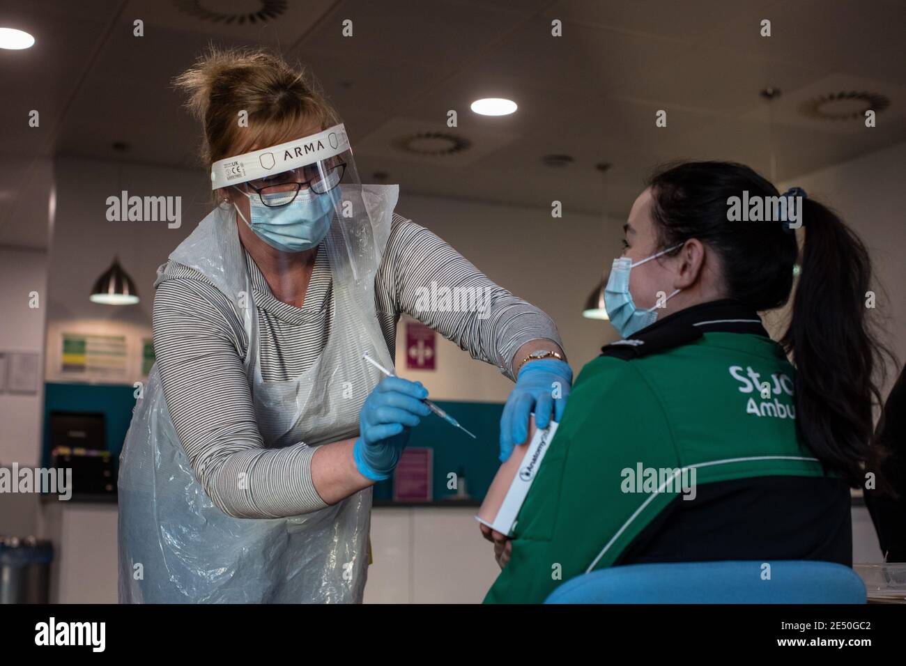 Journée de formation des bénévoles de l'Ambulance St John apprendre à administrer le vaccin contre le coronavirus, à se laver les mains, à mettre en place l'EPI, à comprimer la poitrine Banque D'Images