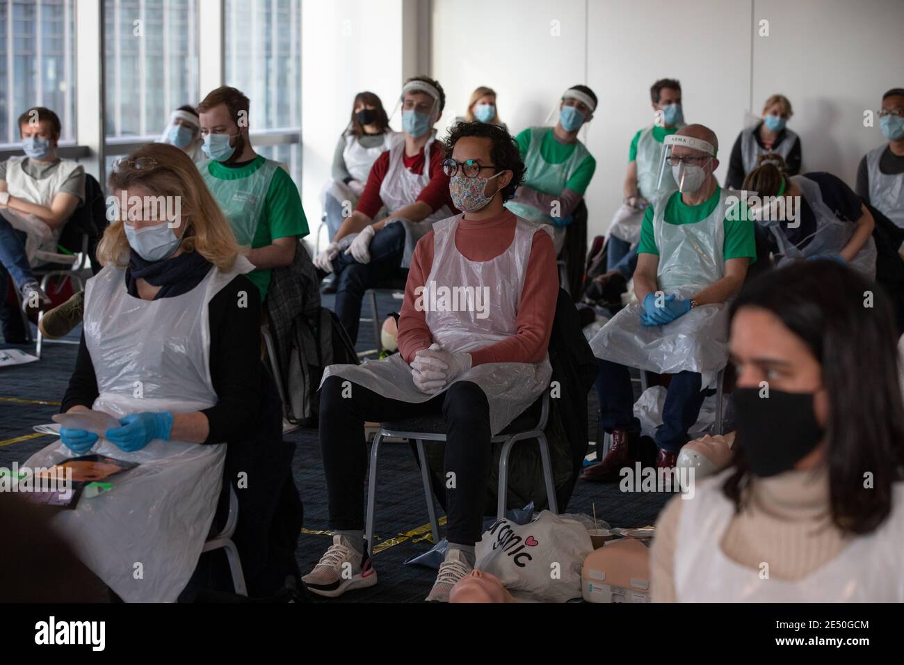 Journée de formation des bénévoles de l'Ambulance St John apprendre à administrer le vaccin contre le coronavirus, à se laver les mains, à mettre en place l'EPI, à comprimer la poitrine Banque D'Images